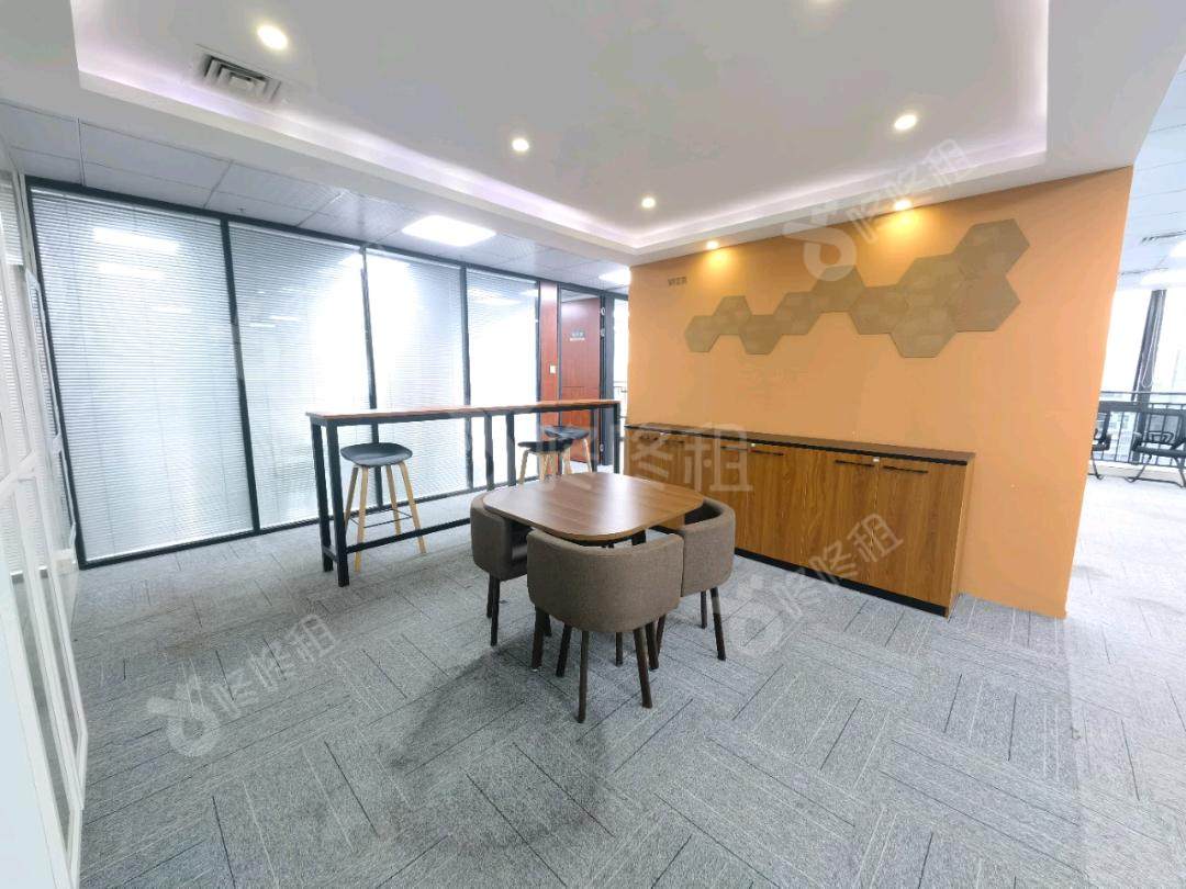 航盛科技大厦_262平_豪装_办公室开间