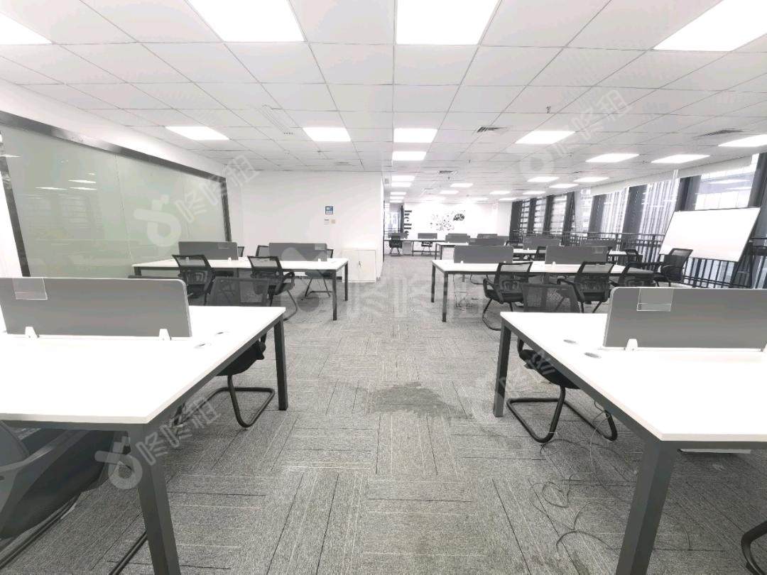 航盛科技大厦_262平_豪装_办公室开间