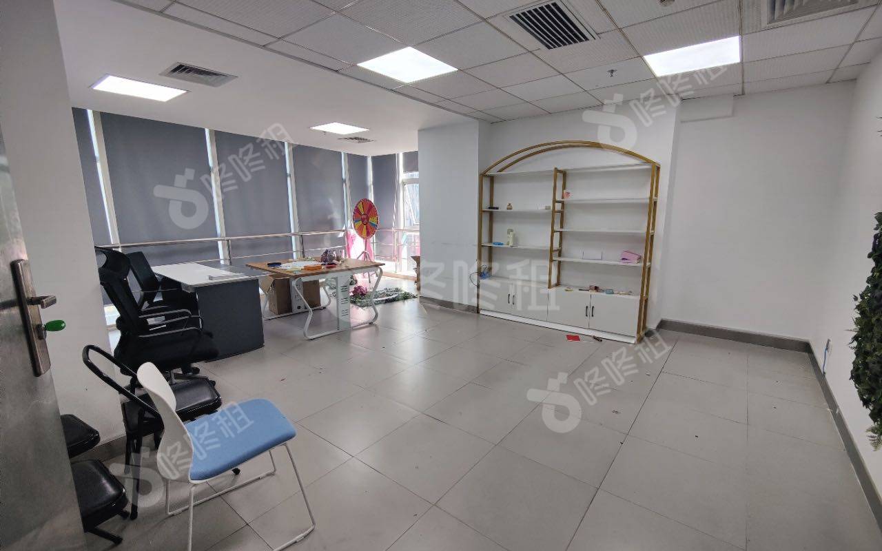 德赛科技大厦_484平_精装_办公室隔间