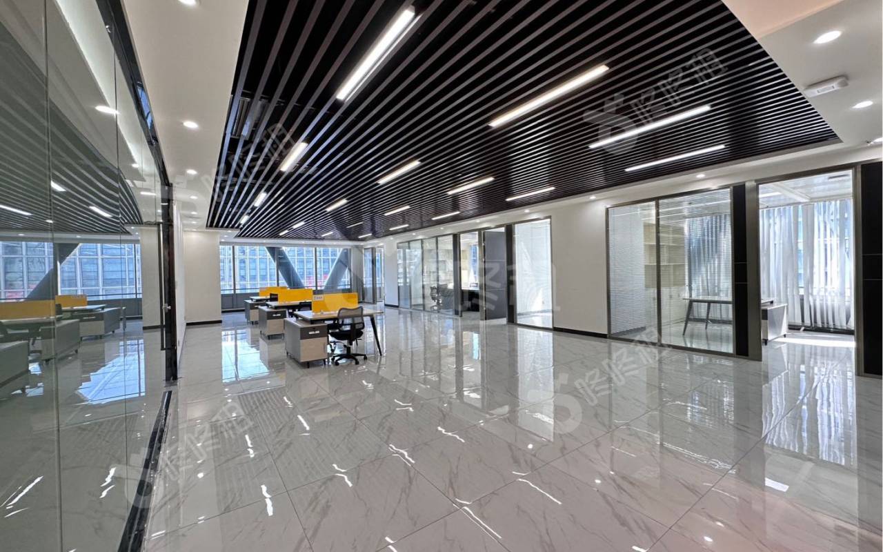 盈峰中心(易思博软件大厦)_323平_精装_办公室开间