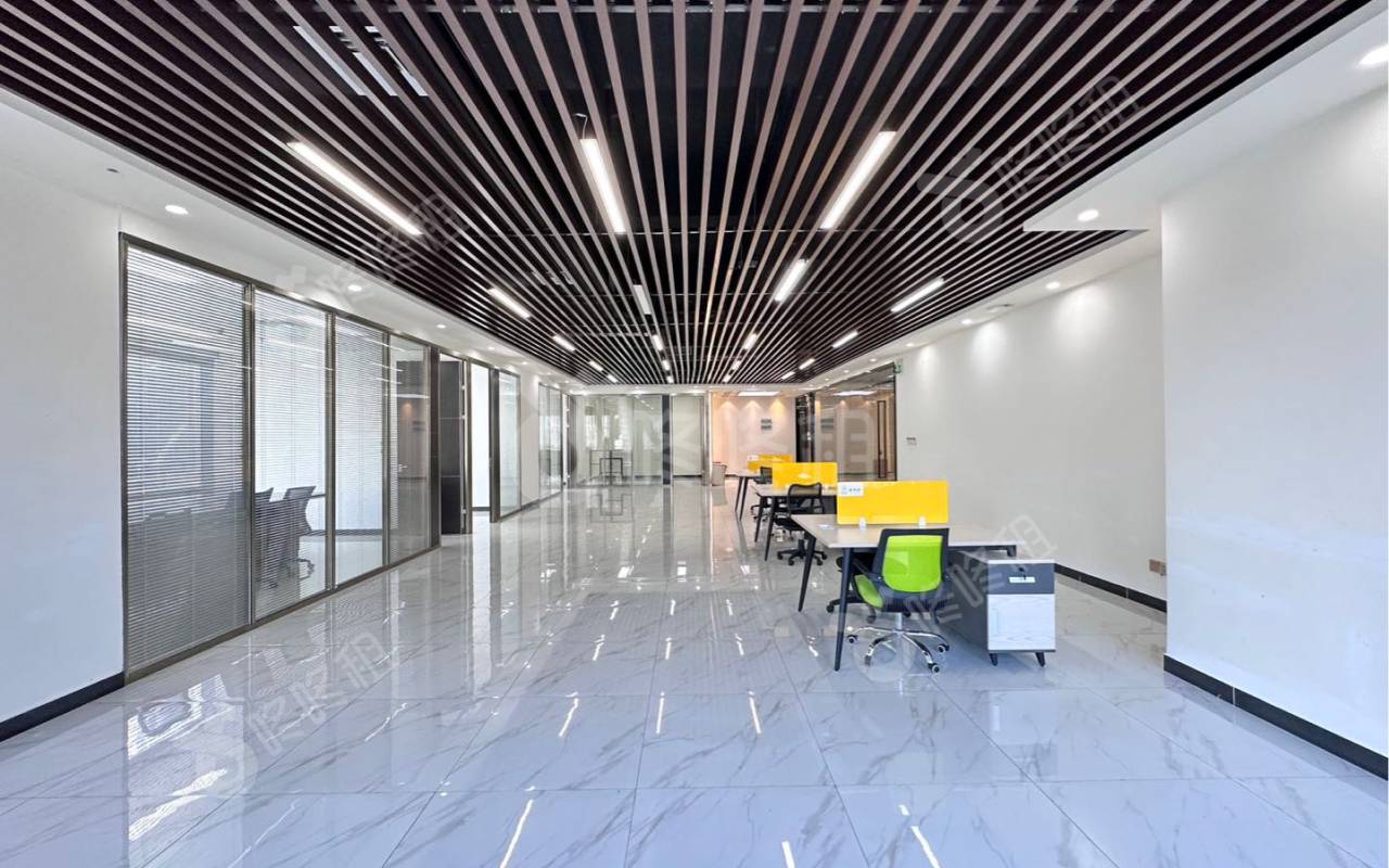盈峰中心(易思博软件大厦)_323平_精装_办公室开间