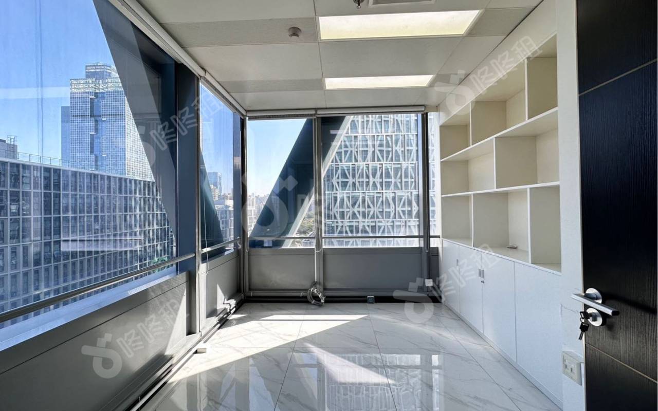 盈峰中心(易思博软件大厦)_323平_精装_办公室隔间