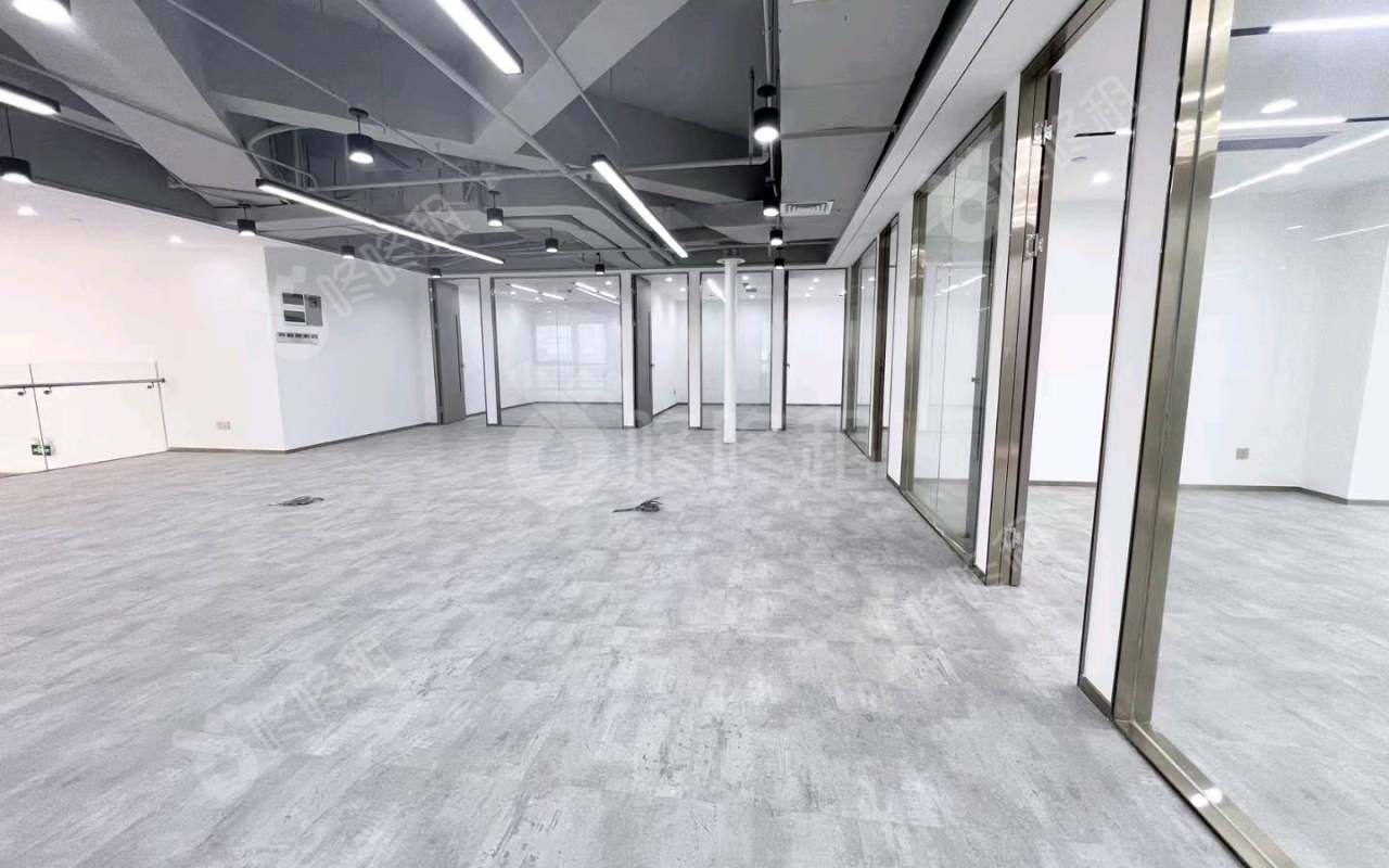 现代国际大厦_488平_豪装_办公室开间