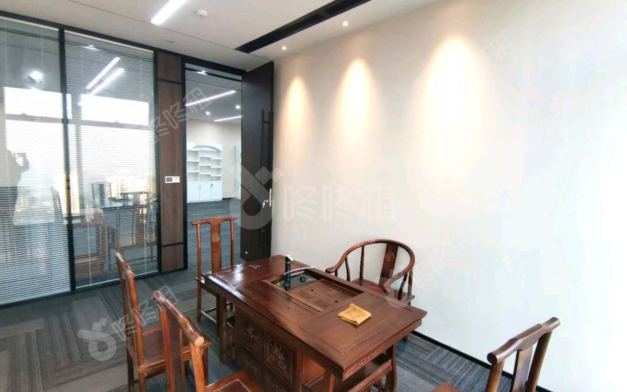 宝中卓越时代广场_668平_豪装_办公室开间