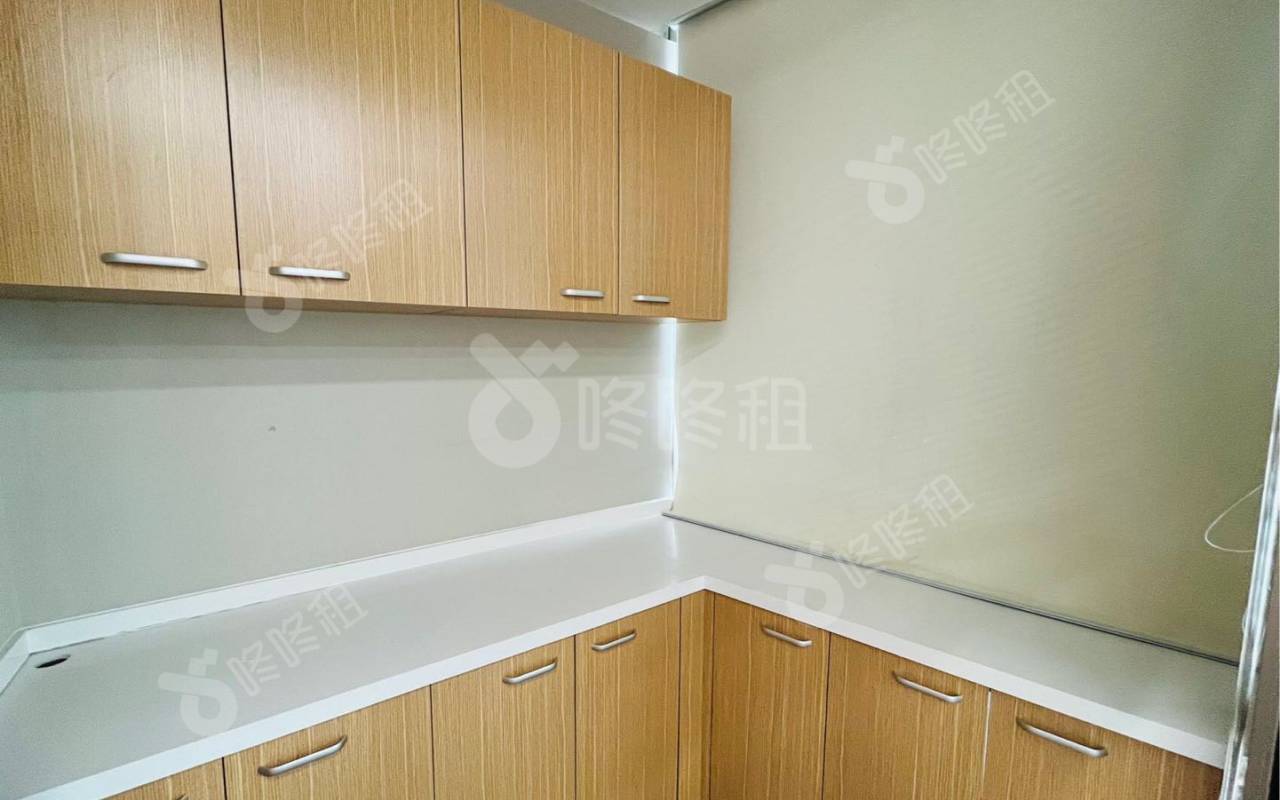 中洲控股中心_149平_精装_办公室隔间