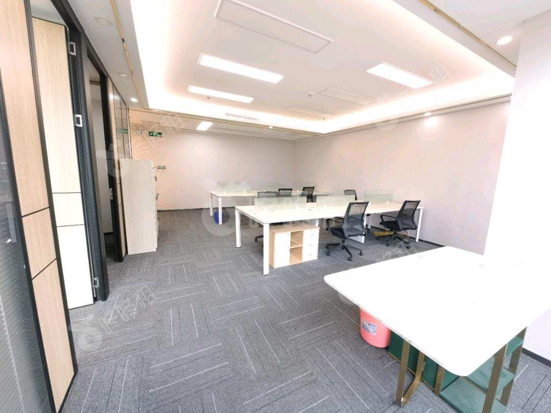 航盛科技大厦_112平_精装_办公室开间