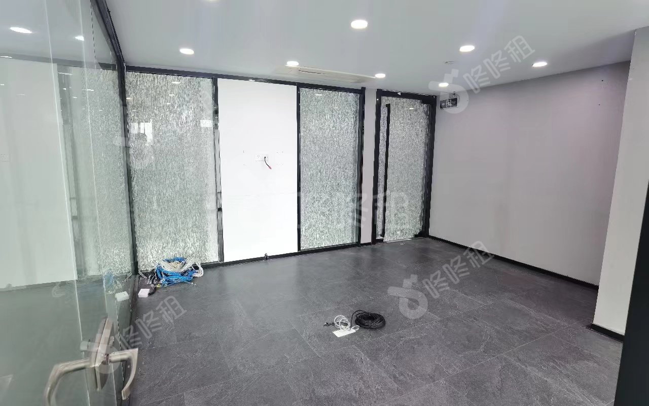 兆邦基金融大厦_220平_精装_办公室隔间