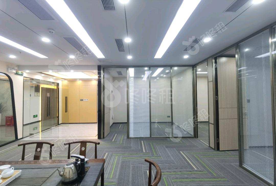 中心商务大厦_210平_精装_办公室开间
