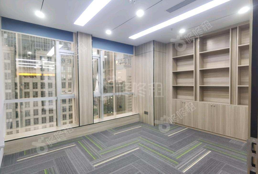 中心商务大厦_210平_精装_办公室隔间