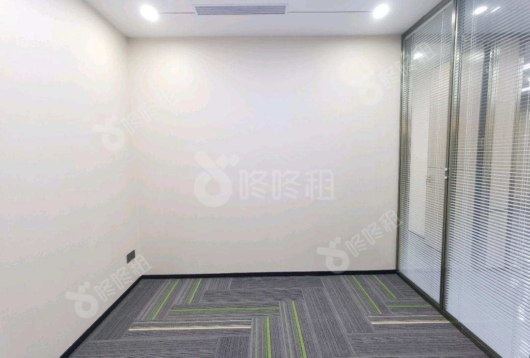 中心商务大厦_210平_精装_办公室隔间