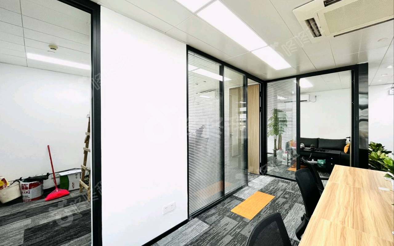 保利中辰广场_168平_精装_办公室开间