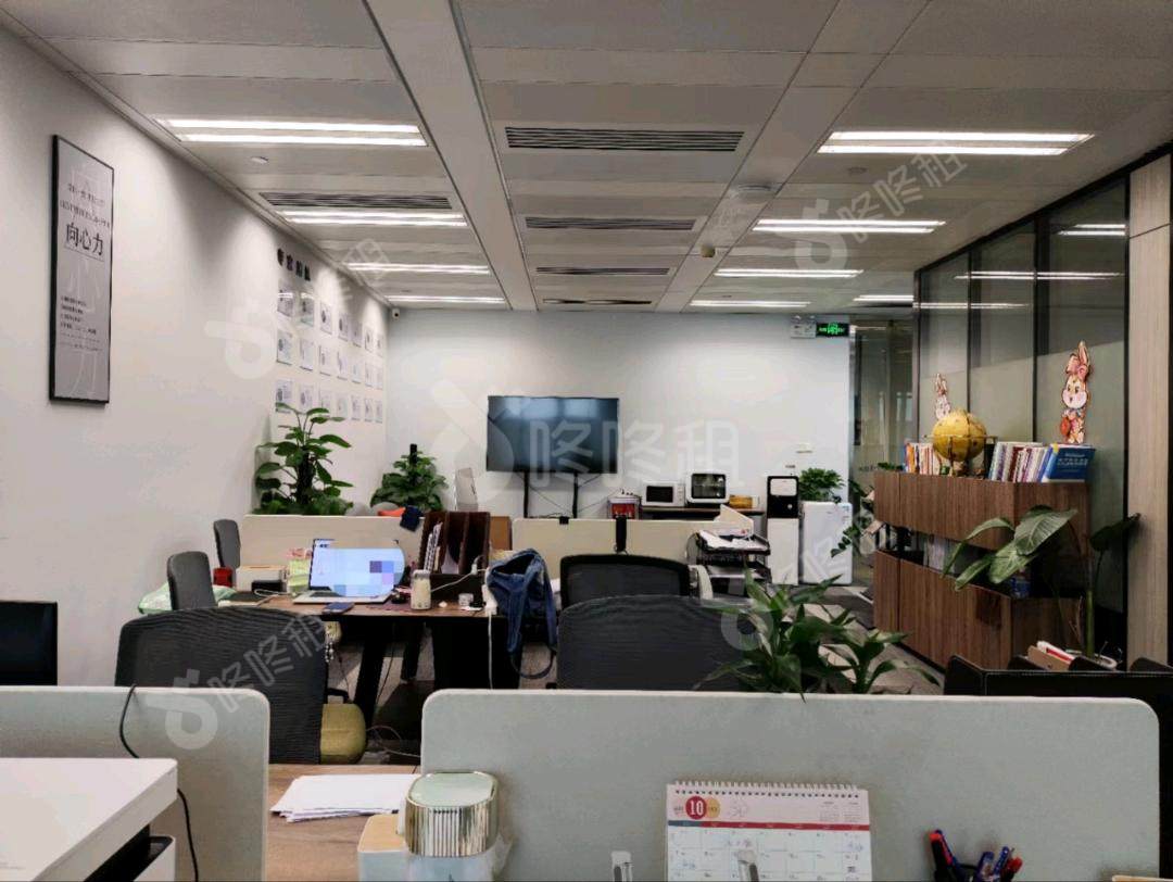 环球都会广场_168平_精装_办公室开间