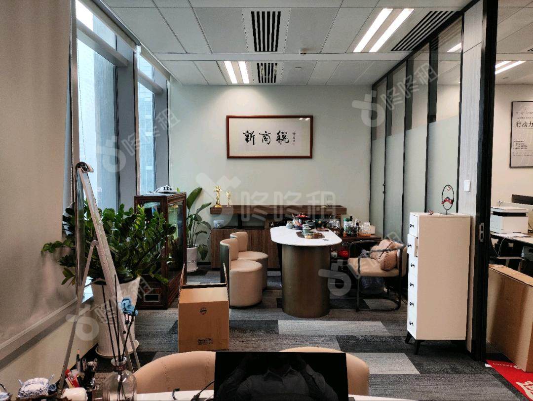 环球都会广场_168平_精装_办公室隔间