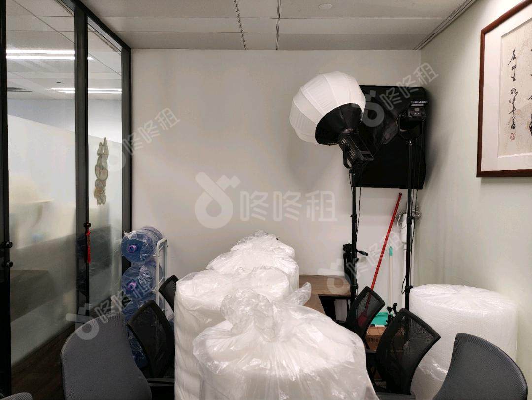 环球都会广场_168平_精装_办公室隔间