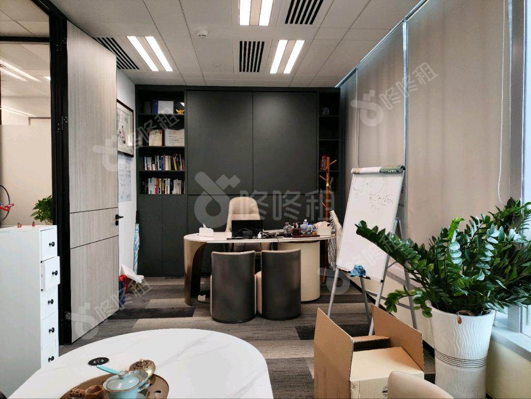 环球都会广场_168平_精装_办公室隔间