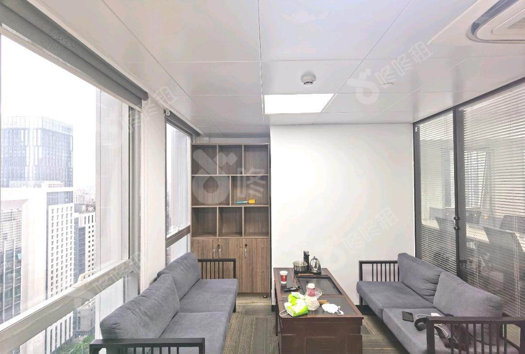 保利克洛维_182平_精装_办公室隔间