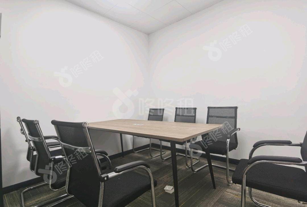 保利克洛维_182平_精装_办公室隔间