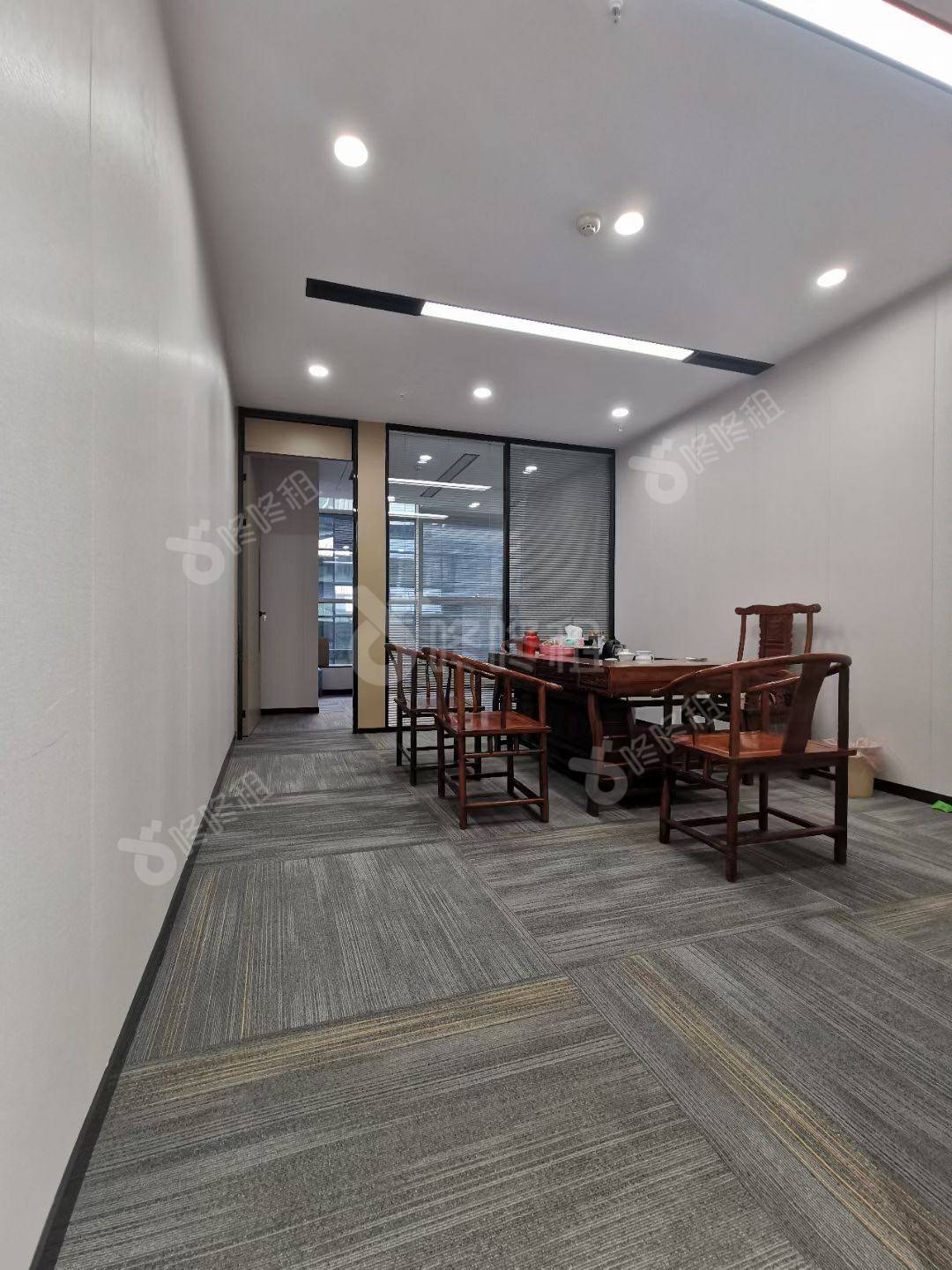 中国凤凰大厦_95平_豪装_办公室开间