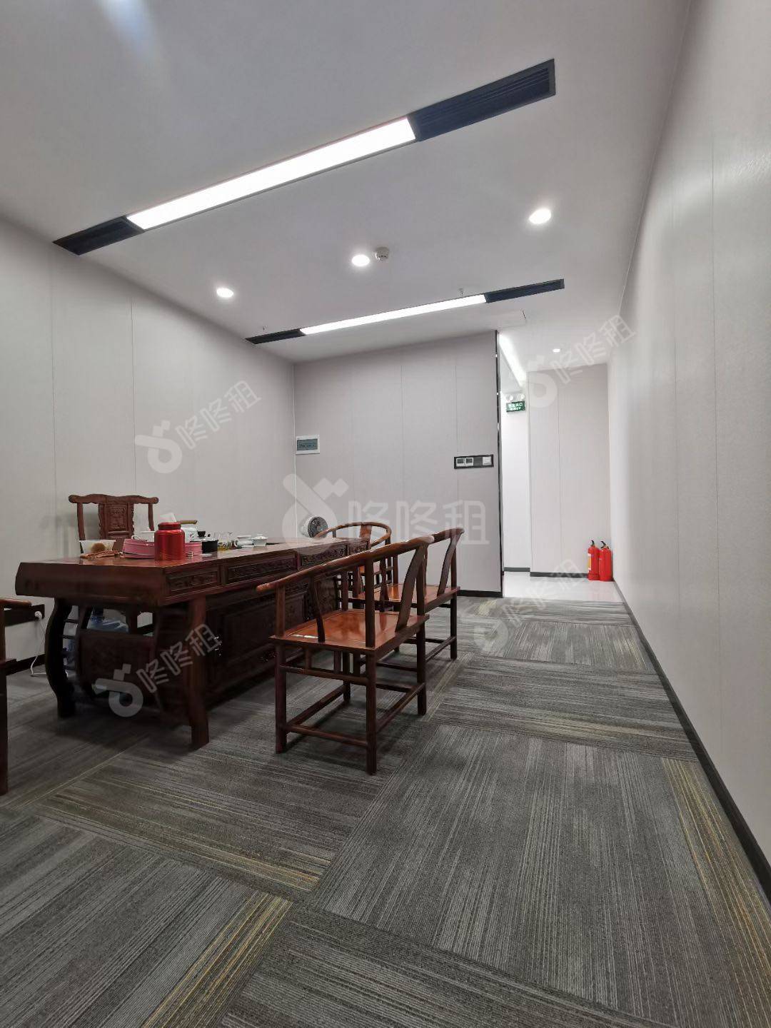 中国凤凰大厦_95平_豪装_办公室开间