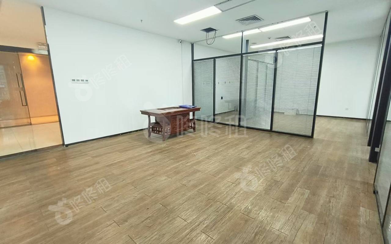 卓越城二期_271平_精装_办公室开间