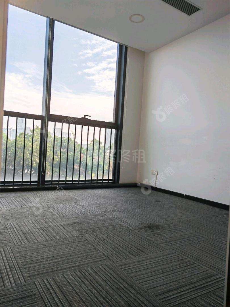 源兴科技大厦_256平_精装_办公室隔间