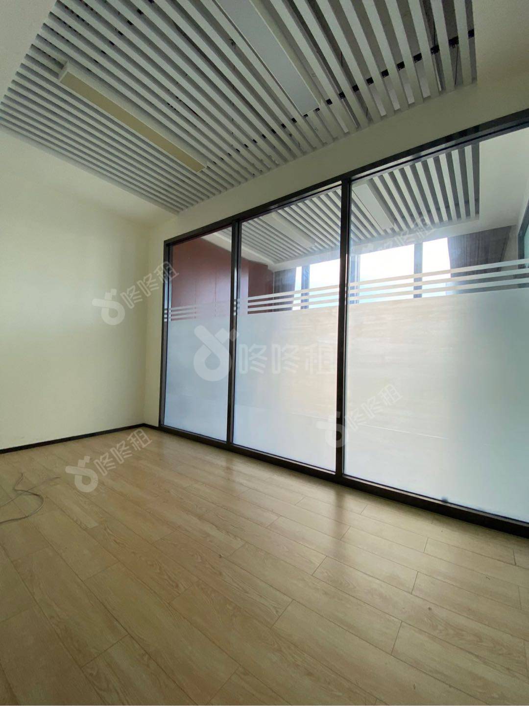 观澜湖国际大厦_161平_精装_办公室隔间