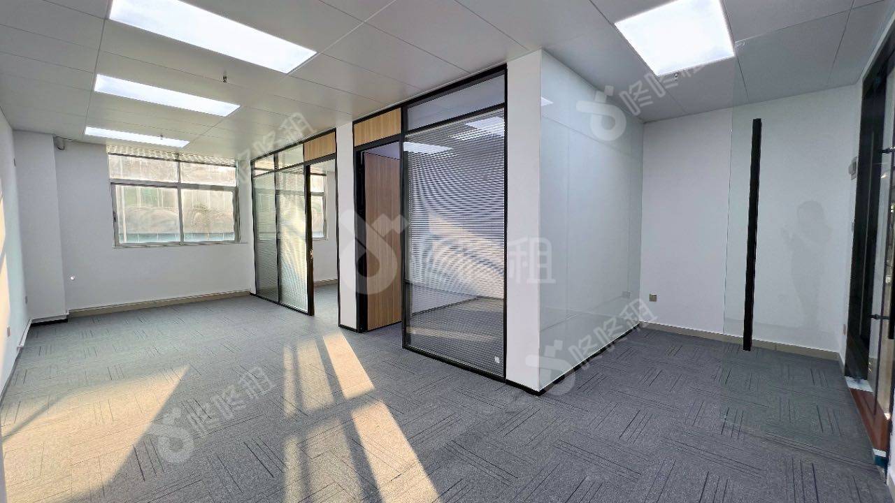 华创达怡晖大厦_138平_精装_办公室开间