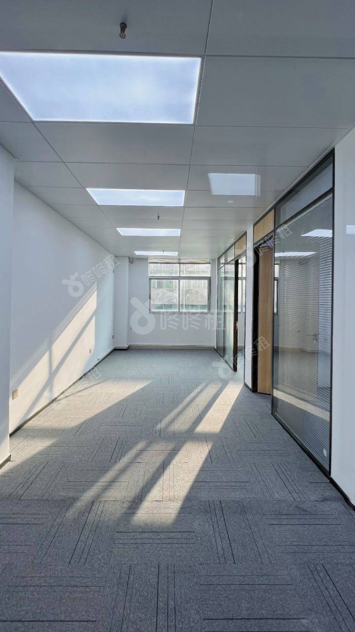 华创达怡晖大厦_138平_精装_办公室开间