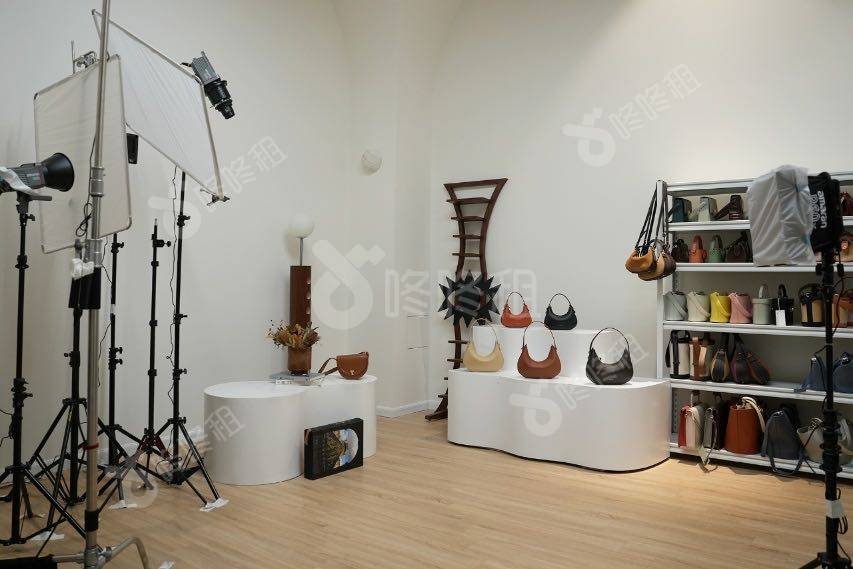 万科云城设计公社_43平_精装_办公室开间