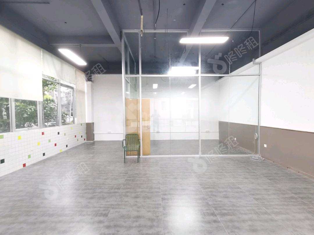 睿志创意园_126平_精装_办公室开间