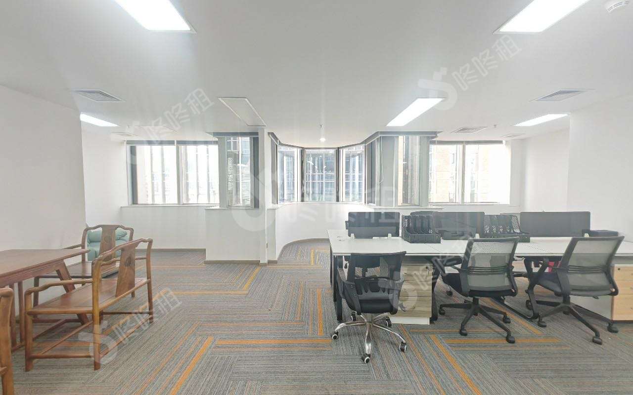 万基商务大厦_168平_精装_办公室开间