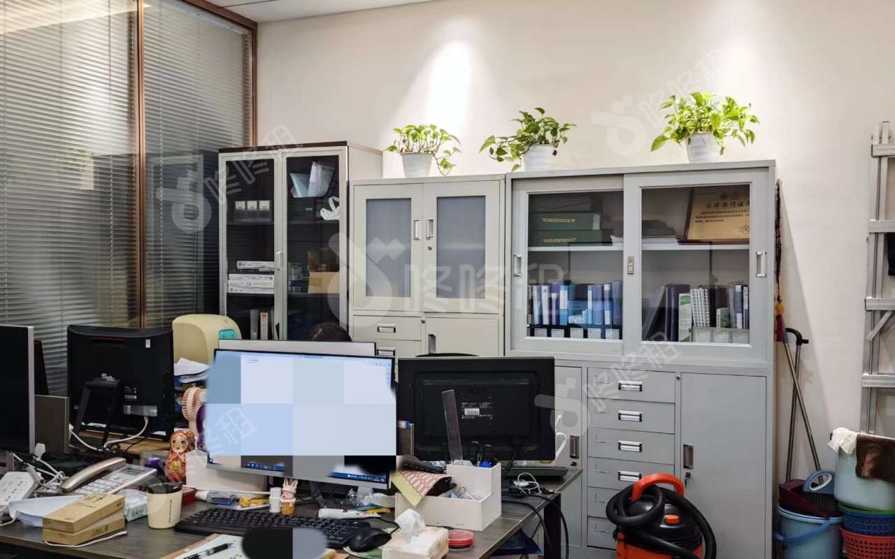 荣德国际中心_48平_精装_办公室开间