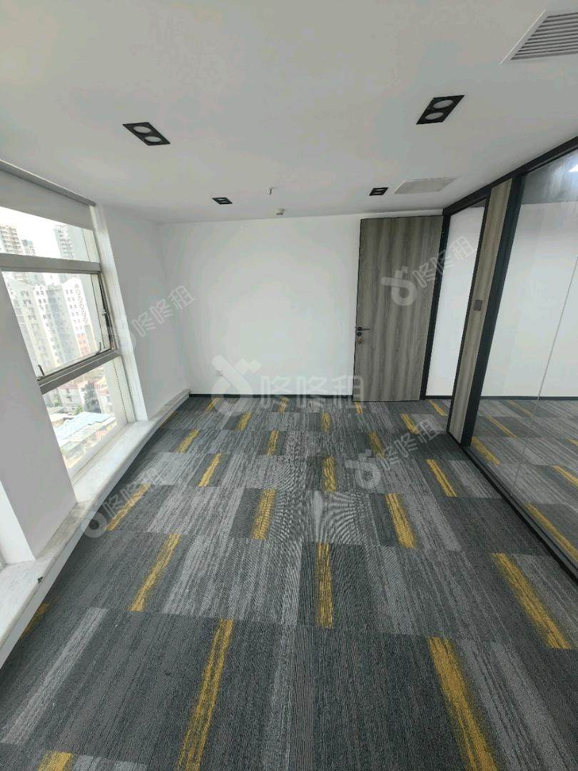 太平洋保险大厦_107平_精装_办公室隔间