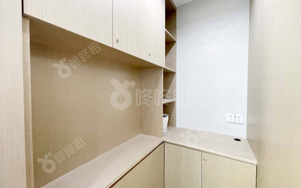 田厦金牛广场_350平_精装_办公室隔间