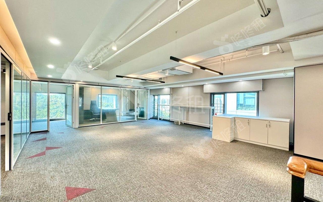 满京华SOHO艺峦_355平_精装_办公室开间