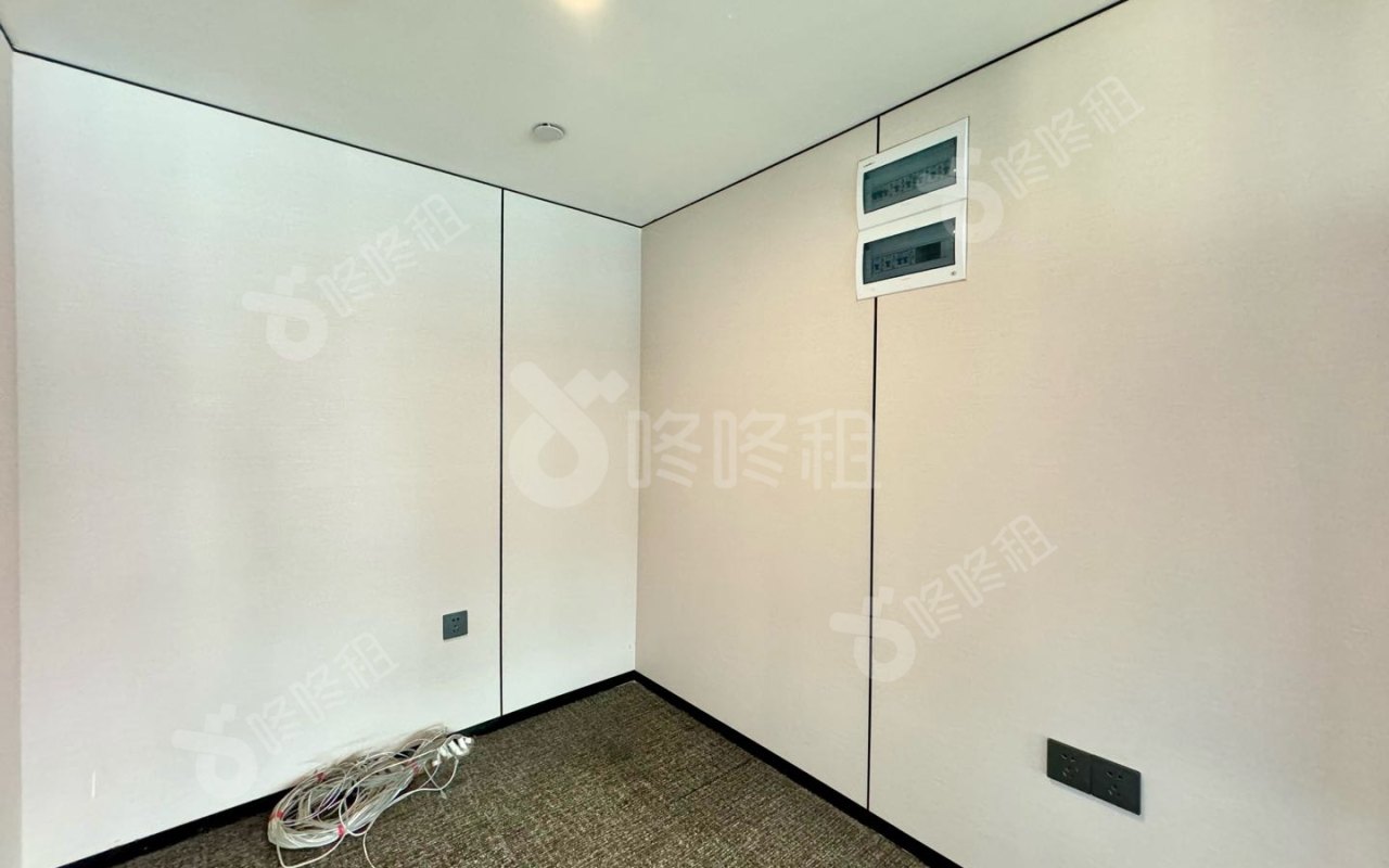 满京华SOHO艺峦_355平_精装_办公室隔间