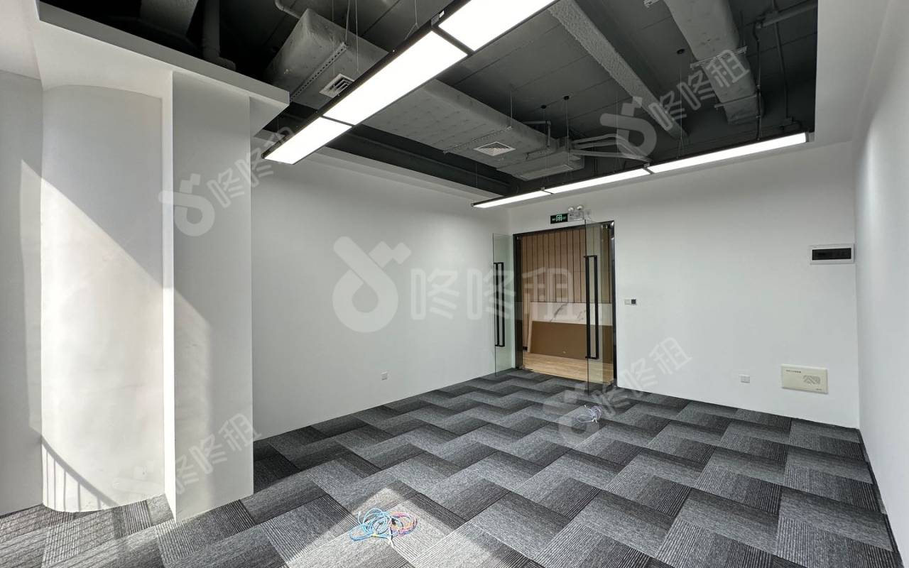 华联城市中心_60平_精装_办公室开间