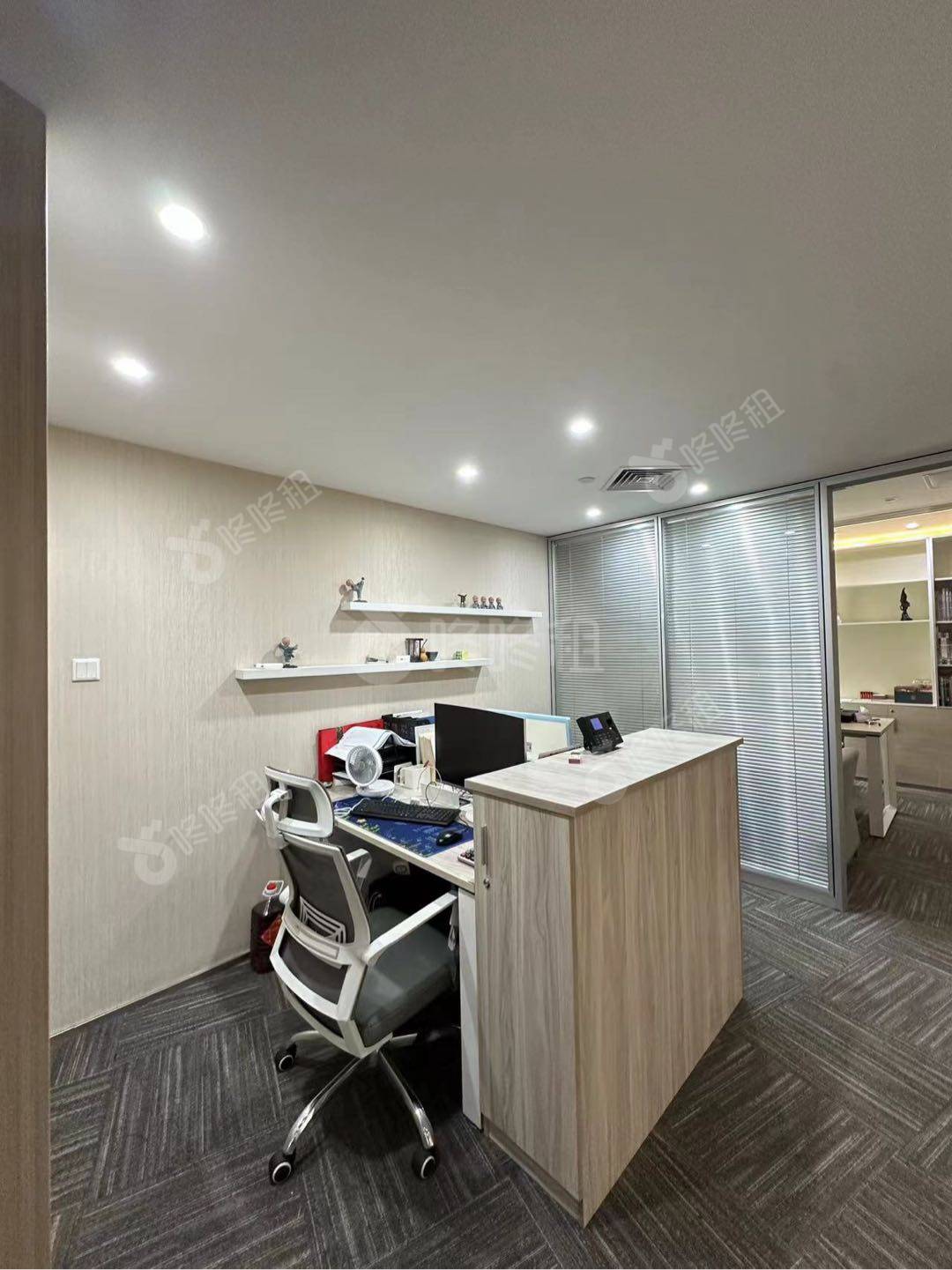 保利大厦_199平_精装_办公室隔间