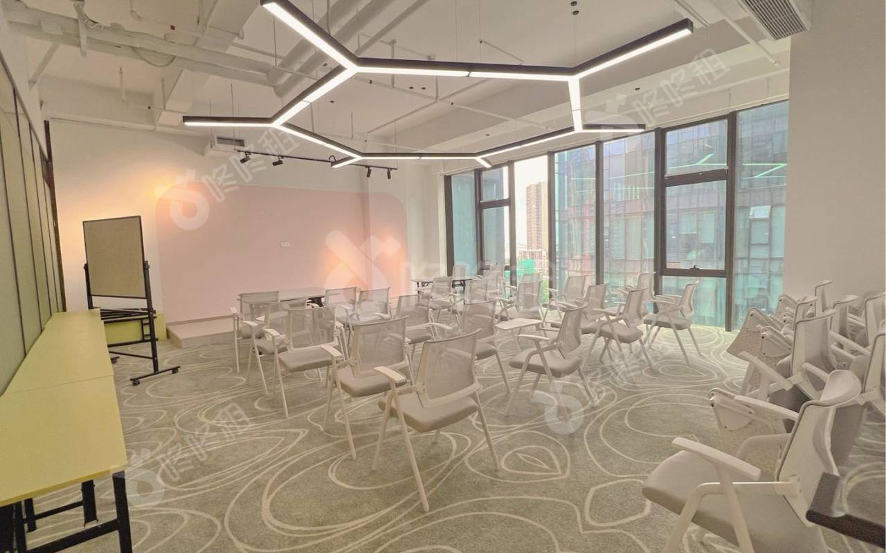 前海科兴科学园(正中华丽中心)_400平_精装_办公室隔间
