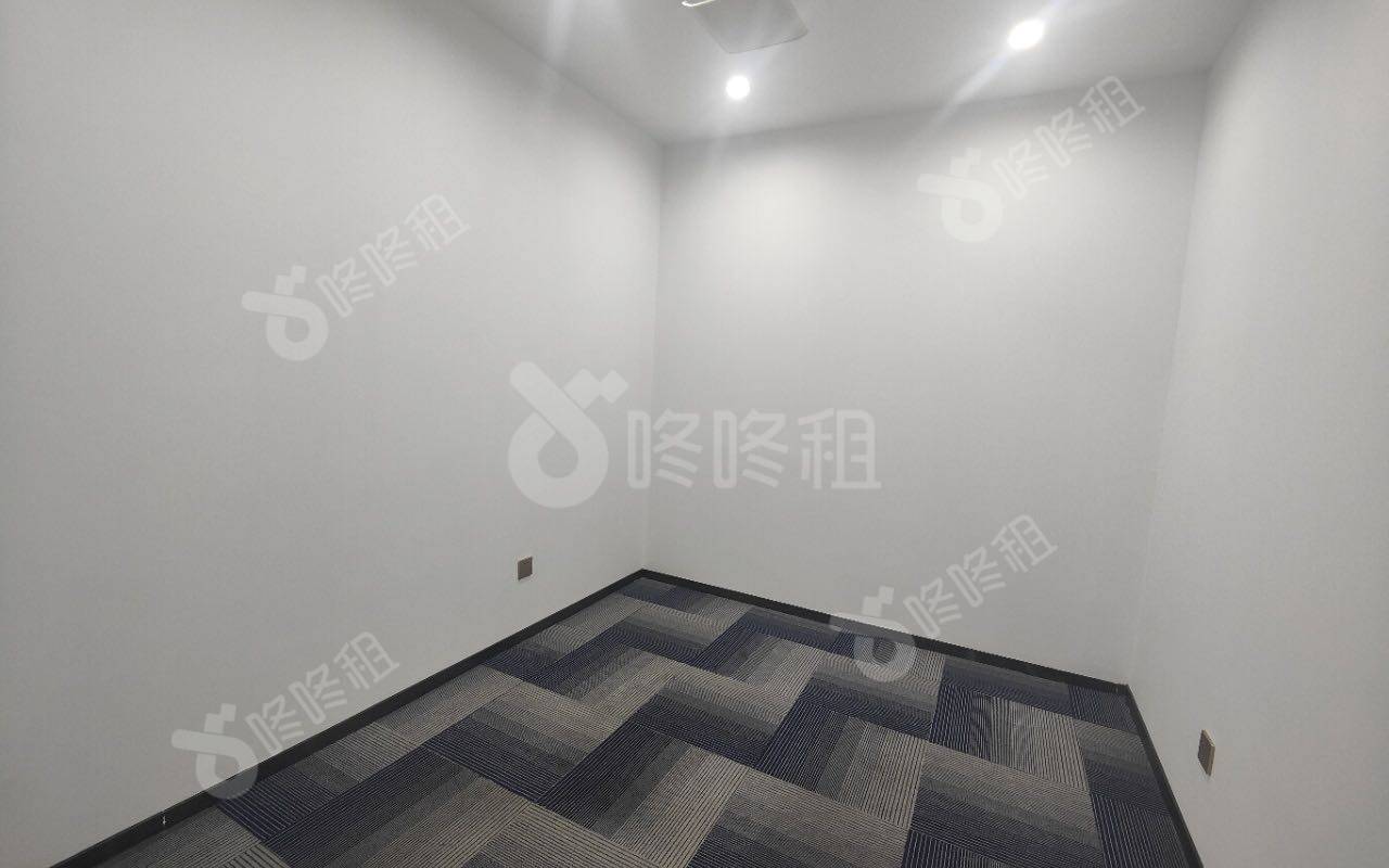 331创意园_86平_精装_办公室隔间