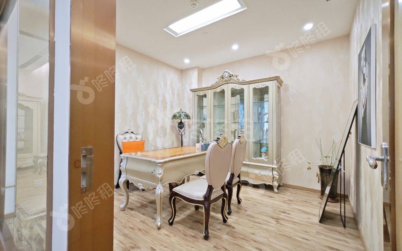 海王星辰大厦_722平_精装_办公室隔间