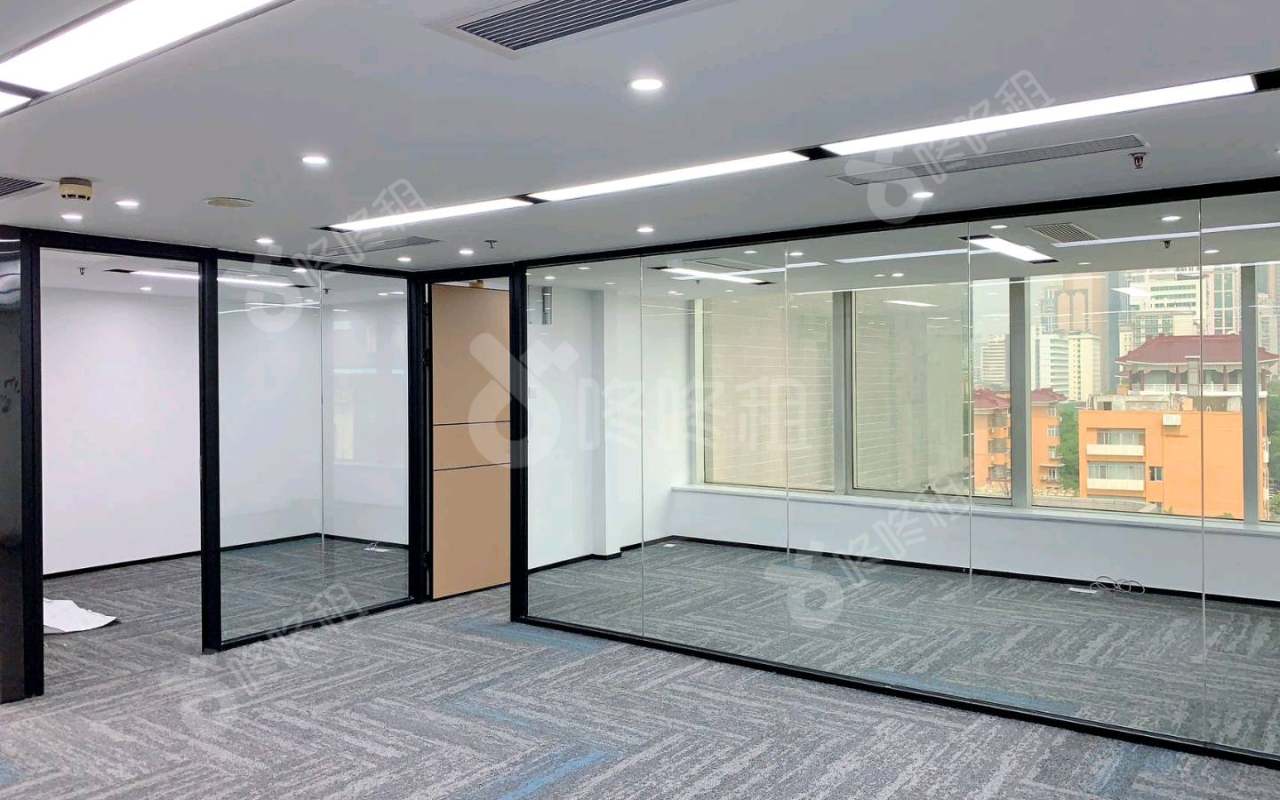 广州交易广场_132平_精装_办公室开间