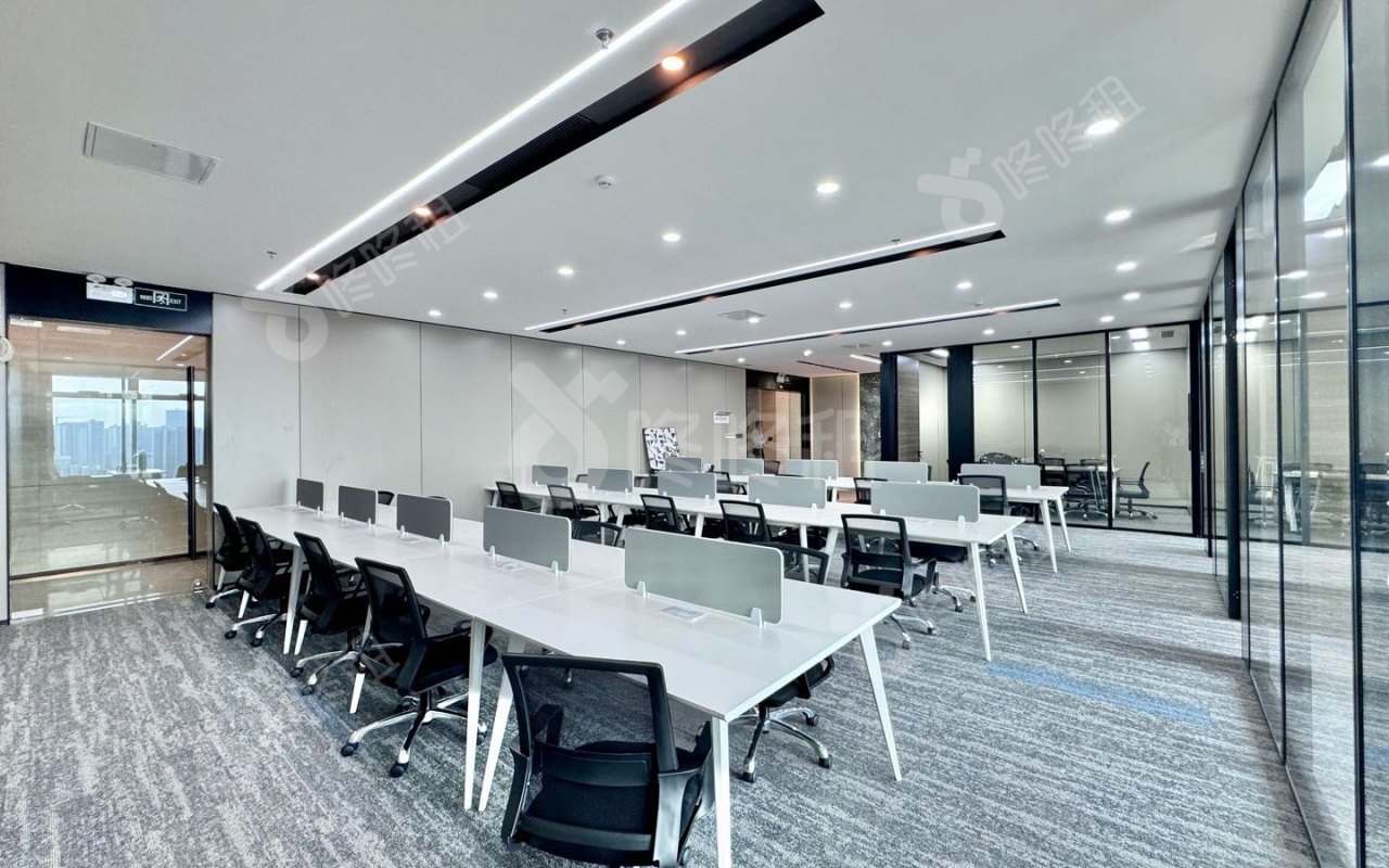 盛龙时代广场_318平_精装_办公室开间