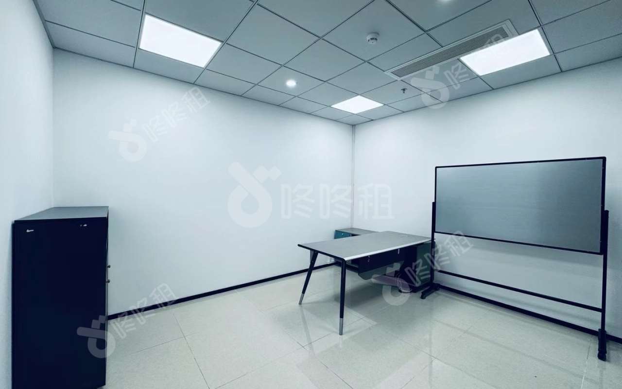 塘尾股份商务大厦_256平_精装_办公室隔间