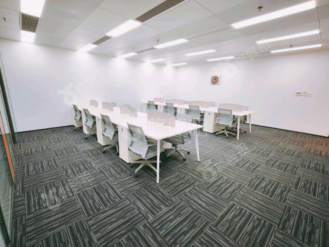 众冠时代广场_239平_精装_办公室开间