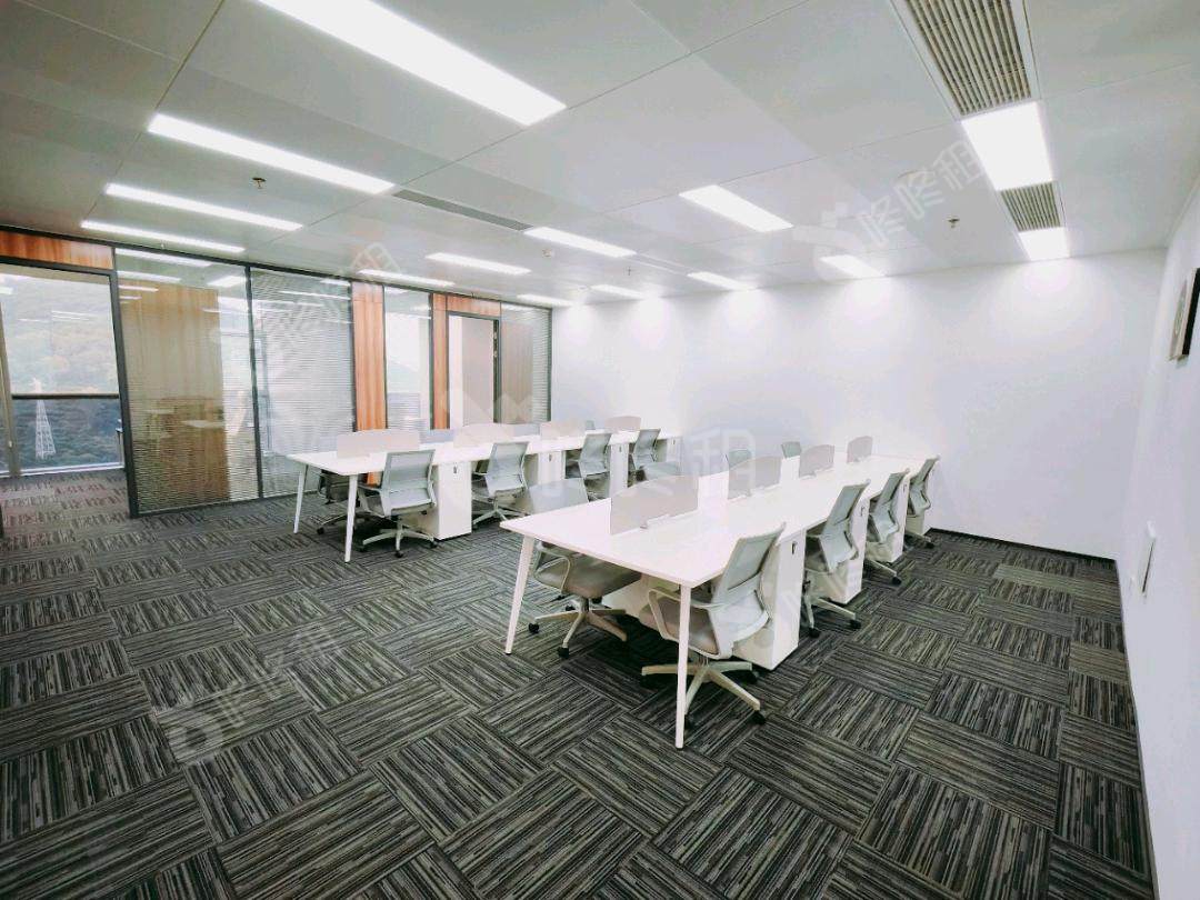 众冠时代广场_239平_精装_办公室开间