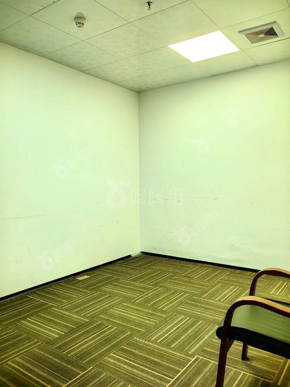 超力通大厦(凤凰城大厦)_262平_精装_办公室隔间