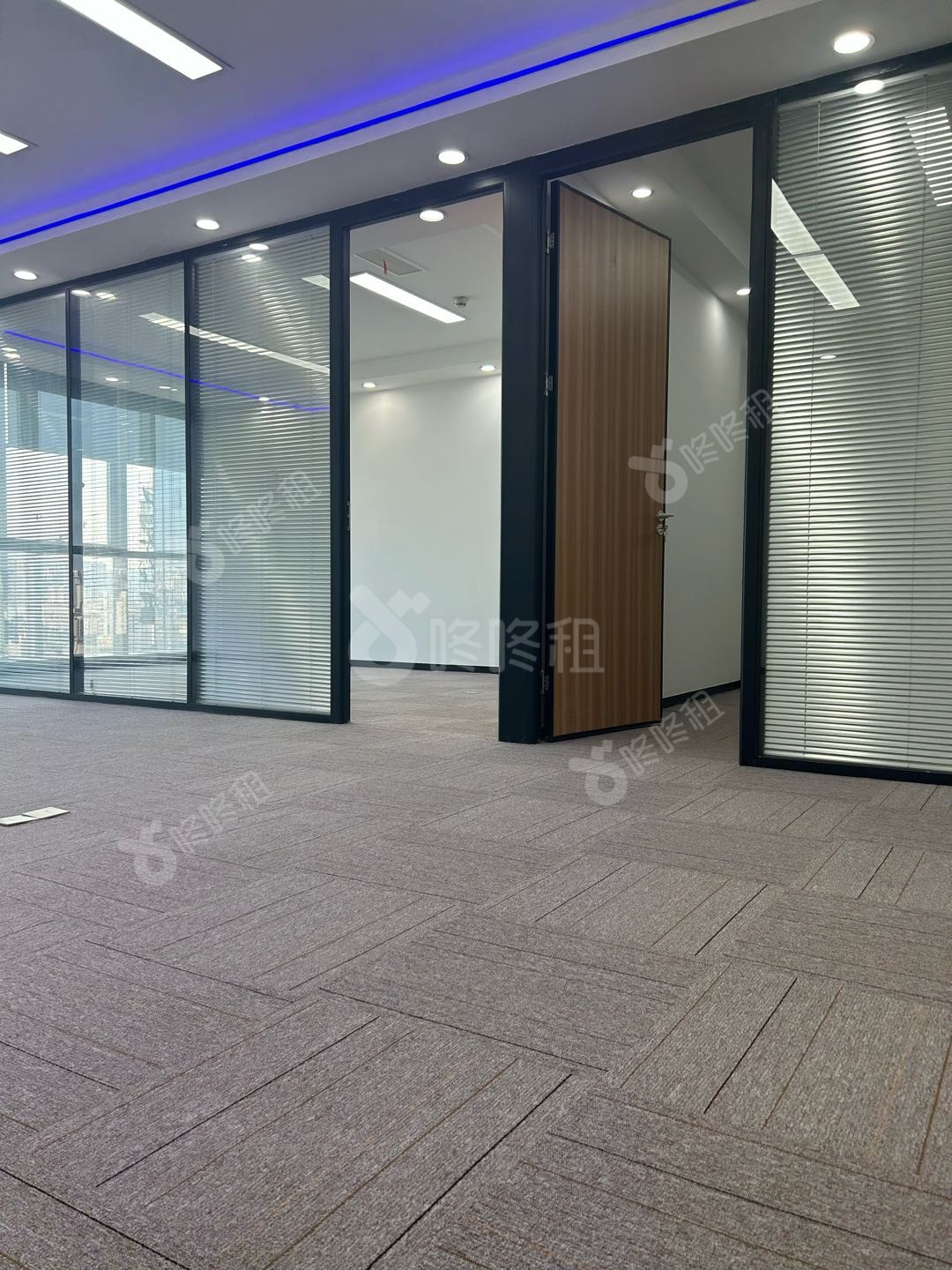 卫东龙商务大厦_175平_精装_办公室隔间