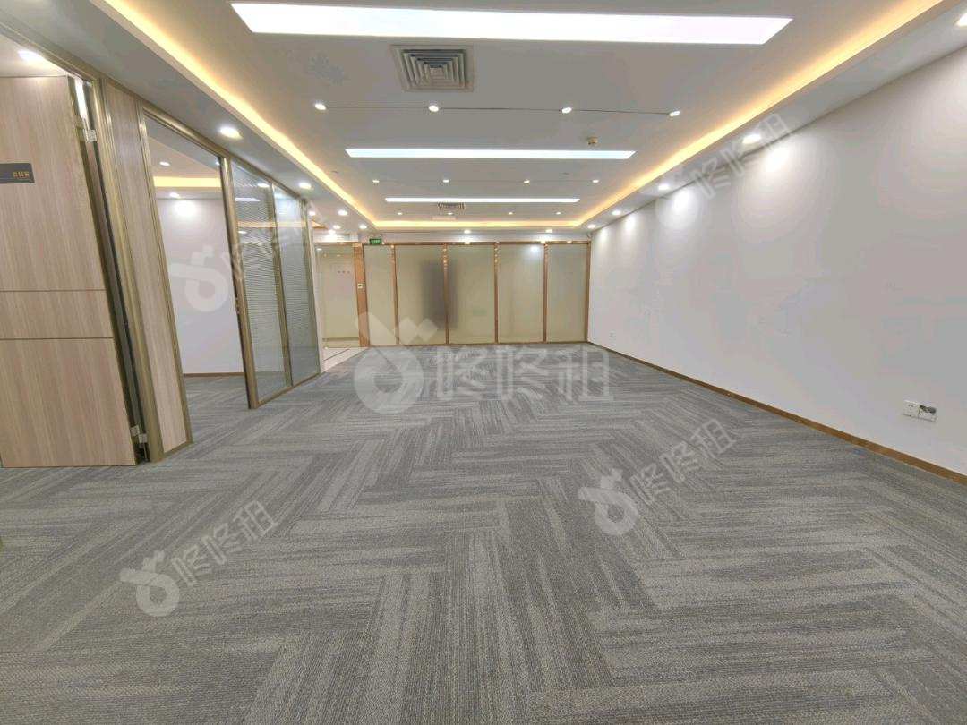 中心商务大厦_238平_精装_办公室开间