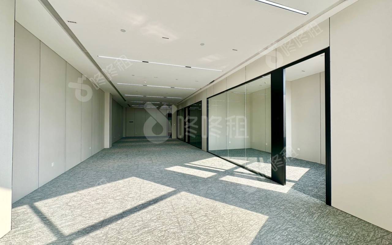 国人通信大厦_366平_精装_办公室开间